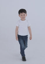 Carregar e reproduzir vídeo no visualizador da Galeria, Toddler Staple Tee Bella + Canvas 3001T.mp4